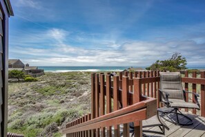 Property grounds - Refreshed Oceanfront Beach House with two Master Suites (Moss Landing)