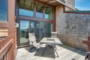 Outdoor dining - Refreshed Oceanfront Beach House with two Master Suites (Moss Landing)