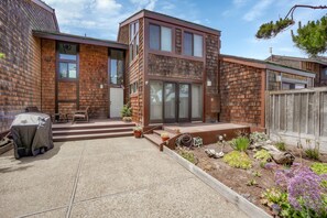 Exterior - Refreshed Oceanfront Beach House with two Master Suites (Moss Landing)