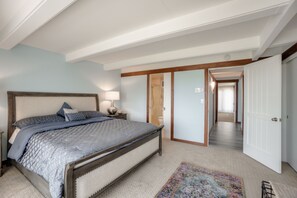 3 bedrooms, iron/ironing board, travel cot, WiFi - Refreshed Oceanfront Beach House with two Master Suites (Moss Landing)