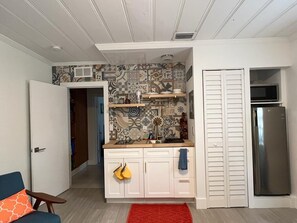 Private kitchen - Apartment with adorable mini private garden (North Miami Beach)