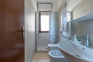 Douche, sèche-cheveux, bidet, serviettes fournies