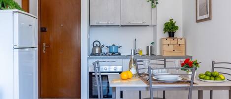 Fridge, oven, stovetop, cookware/dishes/utensils