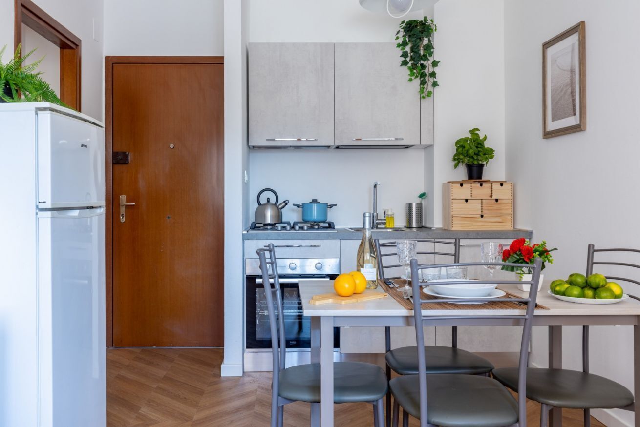 Refrigerador, horno, placa de cocina, utensilios de cocina