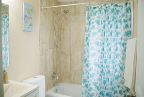Dusche, Haartrockner, Handtücher, Seife
