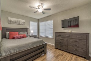 Room - Large Spacious House w/ Pool Table/Fire Pit!
Close to Downtown,The Pearl,Airport (San Antonio)