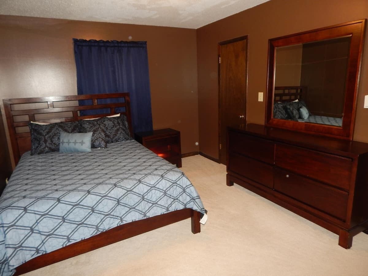 2 soverom, skrivebord, strykejern/-brett og reiseseng for barn