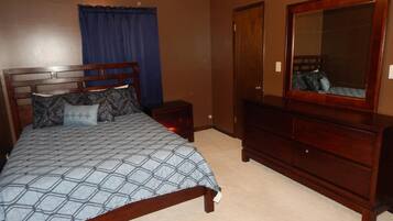 2 soveværelser, skrivebord, strygejern/strygebræt, weekendseng