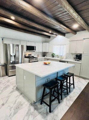 Kjøleskap, mikrobølgeovn, ovn og kokeplater