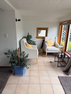 Lovely little cubby place to just read ,relax or to enjoy Pinot or bubbles