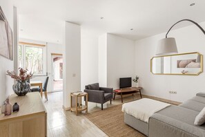Living area - JOIVY Central & spacious apt in Porto (Porto)