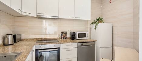 Refrigerador, microondas, horno y parrilla de estufa