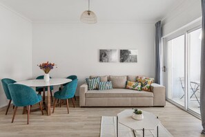 TV - JOIVY Striking flat in Benfica (Lisboa)