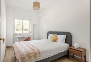 2 habitaciones, escritorio, tabla de planchar con plancha y wifi