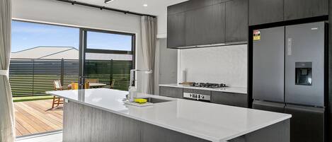 Refrigerador, microondas, horno y parrilla de estufa