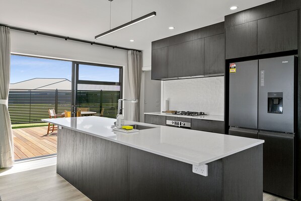 Frigorifero, microonde, forno, piano cottura