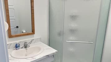 Banheira, secador de cabelo, toalhas de banho