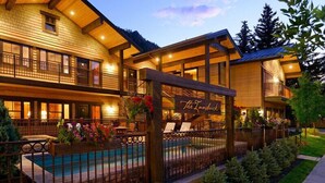 A two-story lodge with a pool, wooden exterior, and a sign reading "The Tundra Lodge". - Innsbruck Aspen | Deluxe One-Bedroom Junior Suite 03 w/ Hot tub, Centrally located (Aspen)