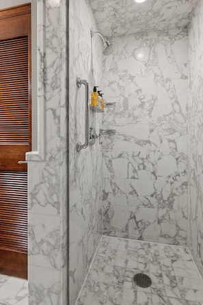 Douche, baignoire à jets, sèche-cheveux