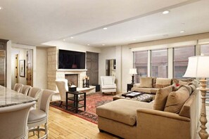 TV, fireplace - Obermeyer Place Unit 102 Park | Expansive Luxury Condo Walking Distance to Gondola & Restaurants (Aspen)