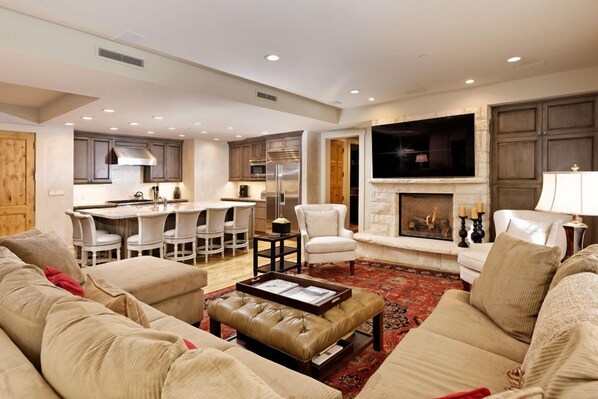 TV, fireplace - Obermeyer Place Unit 102 Park | Expansive Luxury Condo Walking Distance to Gondola & Restaurants (Aspen)