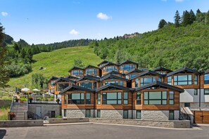 Exterior - Shadow Mountain Unit 19 | Charming Ski-In, Ski-Out Condo with Great Views and Pool Access (Aspen)