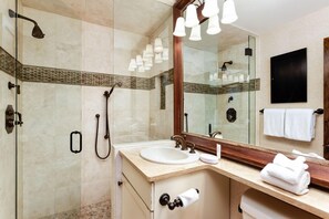 浴缸、吹风机、毛巾