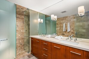 Combined shower/bathtub, hair dryer, towels - Durant Unit C2 | Condo with Designer Finishes, Great Views & Location (Aspen)