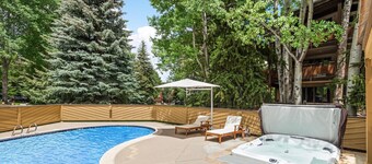 Clarendon Unit 2 | Beautiful Townhouse, Expansive Living Area, Vaulted Ceilings, Private Patio