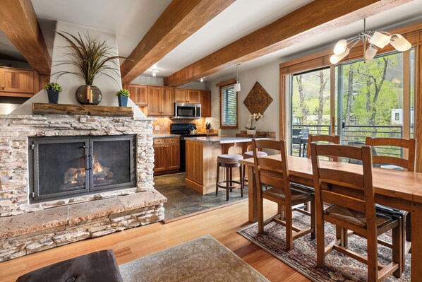 Interior - Chateau Roaring Fork 22 | Mountain Chic 4-BR Condo on Roaring Fork River – Walk to Downtown Aspen (Aspen)