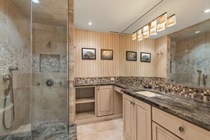 Combined shower/tub, hair dryer, towels - Durant Unit C5 | Condo with Bonus Den, Air Conditioning, and Spectacular Views (Aspen)