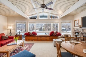TV, fireplace - Shadow Mountain Unit 15 | Spacious Ski-In, Ski-Out Townhouse with Great Views & Gas Fireplace (Aspen)