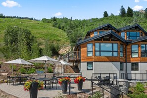 Outdoor dining - Shadow Mountain Unit 15 | Spacious Ski-In, Ski-Out Townhouse with Great Views & Gas Fireplace (Aspen)