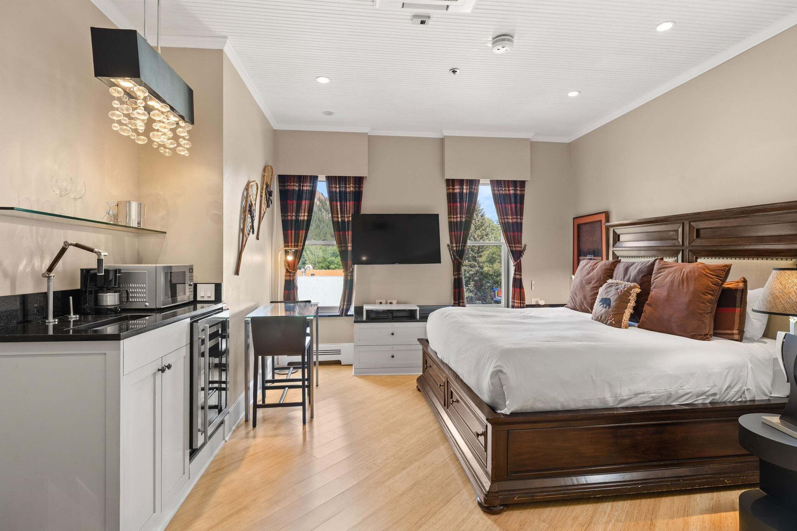 Independence Square 302 | Top Floor Stylish Hotel Room With Wet Bar, A/c, In Downtown Aspen - Aspen, CO
