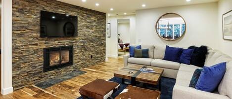 Televisión y chimenea