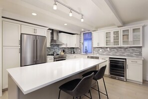 Kylskåp, mikrovågsugn, ugn och spishäll