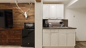 Wasserkocher mit Kaffee-/Teezubehör, Kühlschrank, Mikrowelle