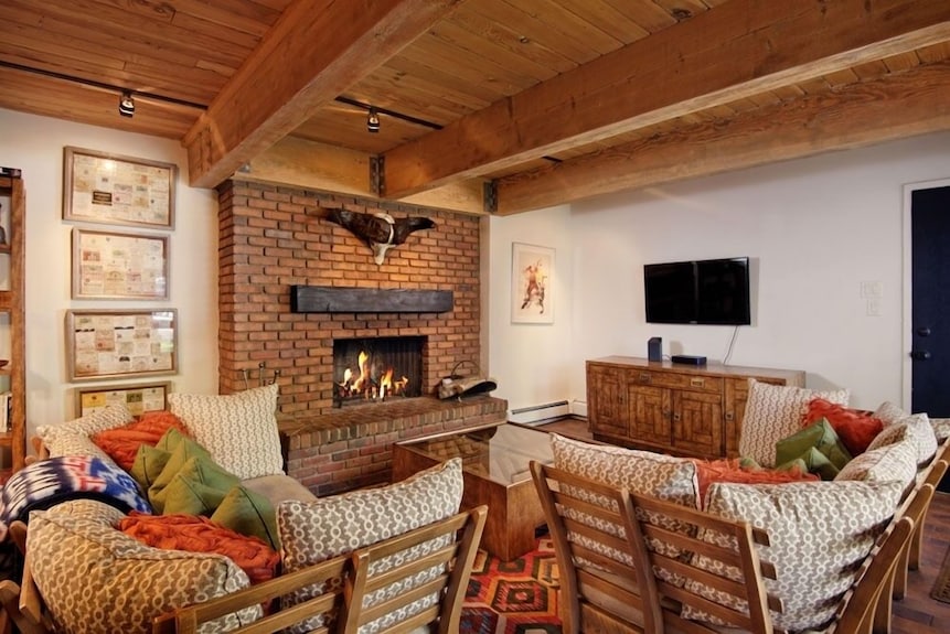 Cottonwoods Unit 1c | Downtown Condo With Upgraded Kitchen & Bathrooms - Aspen, CO