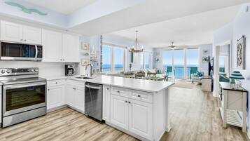 Refrigerador, microondas, horno y parrilla de estufa