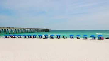 En la playa, camastros y toallas de playa