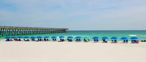 Plage, chaises longues, serviettes de plage