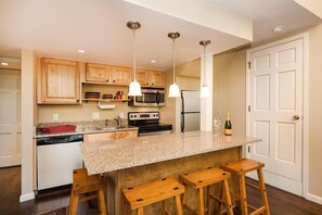 Fridge, microwave, oven, stovetop - Fifth Avenue Unit 205 | Spacious 1 BR + Loft with Air Conditioning. Close to Ski Slopes! (Aspen)