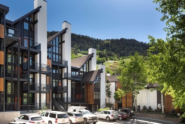 Exterior - Fifth Avenue Unit 205 | Spacious 1 BR + Loft with Air Conditioning. Close to Ski Slopes! (Aspen)