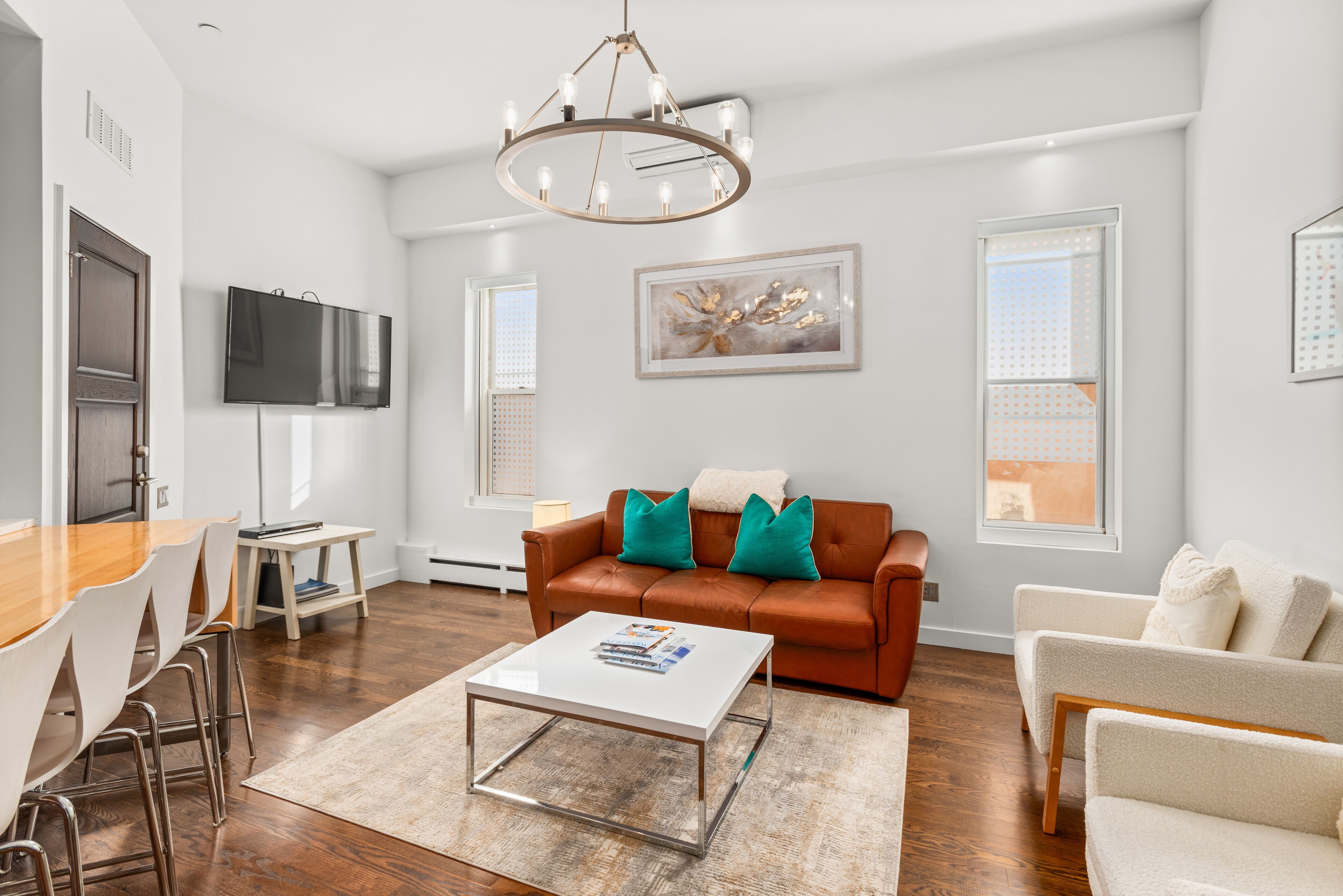 Independence Square 208 | Stylish Luxury Suite with Full Kitchen & Living Area