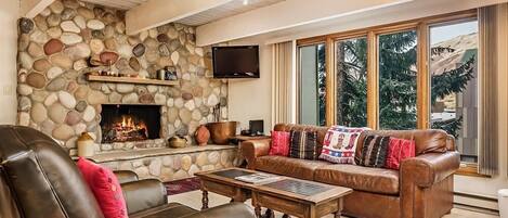 Una televisión, una chimenea