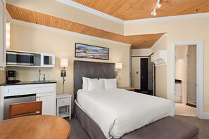 1 bedroom, WiFi, bed sheets - Independence Square 305 | Remodeled, 3rd Floor Hotel Room in Aspen's Best Location (Aspen)