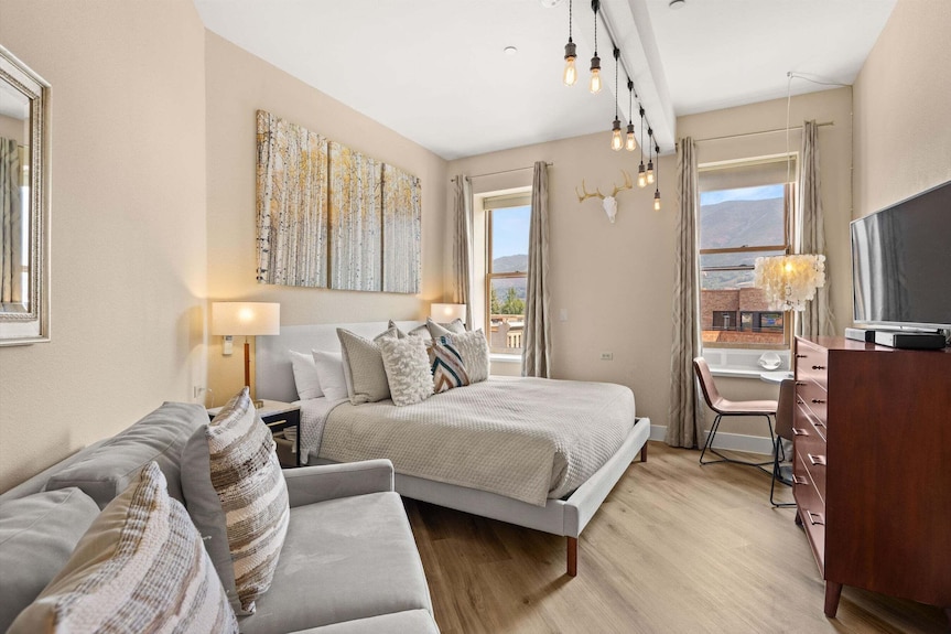Independence Square 304 | Stylish Hotel Room With Downtown Views & Great Location - Aspen, CO