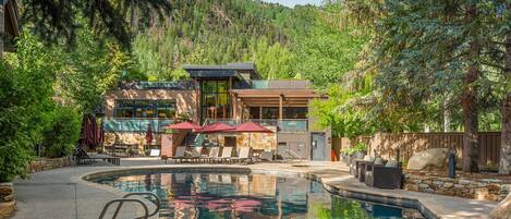 Een verwarmd zwembad