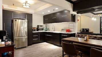 Mikroaaltouuni, kahvin-/teenkeitin