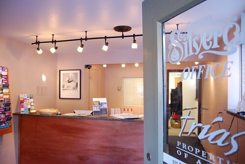 Silverglo Condominiums 104 | Budget-Friendly Studio Close to Downtown, Full Kitchen, New Bathroom